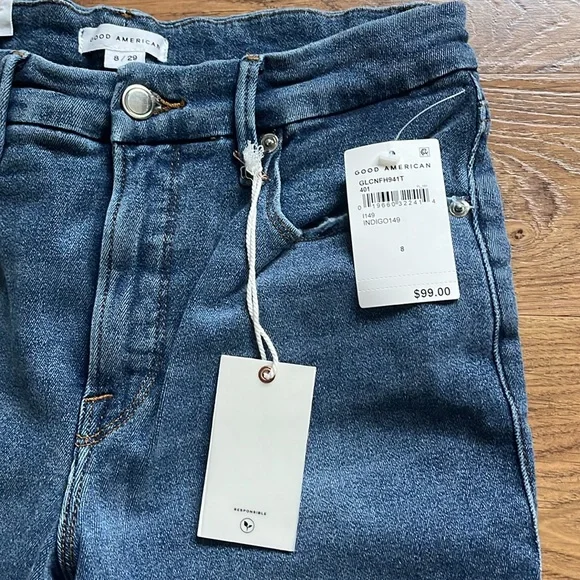 Good American Good Legs Crop (8/29) - FINAL SALE - Picture 3 of 6